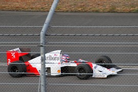 疾走するF1マシン